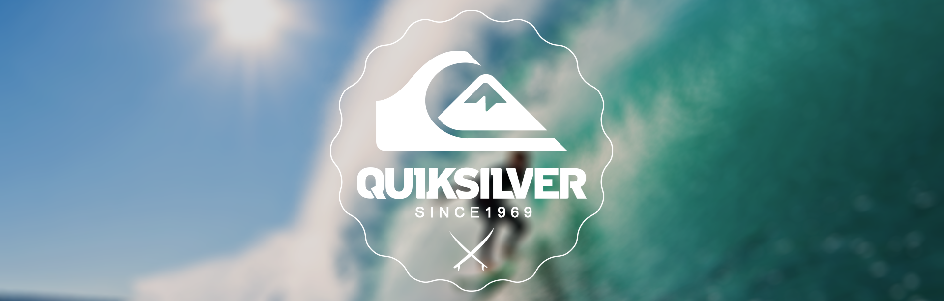Imagem da logo Quiksilver centralizada, com fundo azul e verde simbolizando o céu e o mar